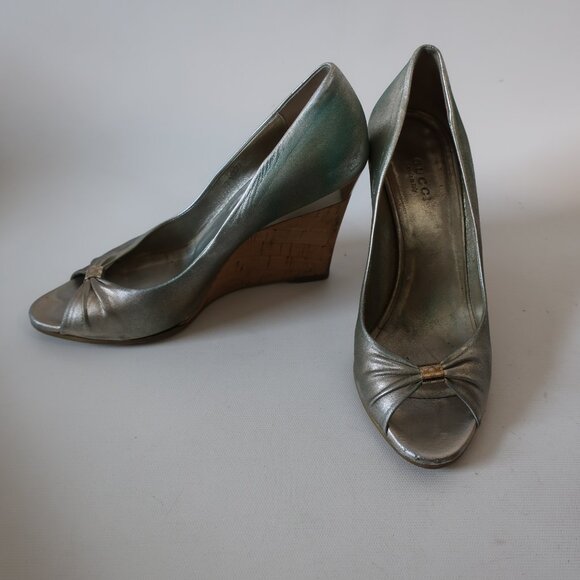 Women Gucci Cyprus Metallic Gold Leather Peep Toe Cork Wedge Heels 6 - Picture 1 of 16